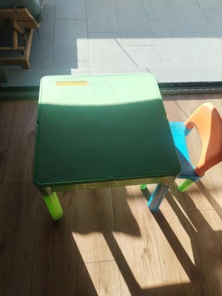 Mesa y silla infantil de plástico