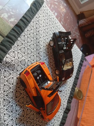 2 Lamborghini Burago 1/24