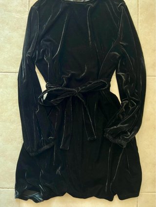 Vestido negro de terciopelo con cinturón