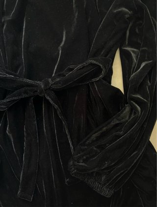 Vestido negro de terciopelo con cinturón
