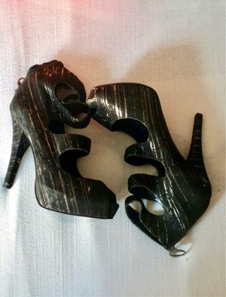 Sandalias de tacón alto negras y doradas talla 39