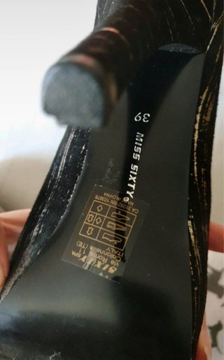 Sandalias de tacón alto negras y doradas talla 39