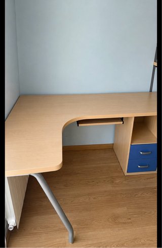 Escritorio esquinero de madera