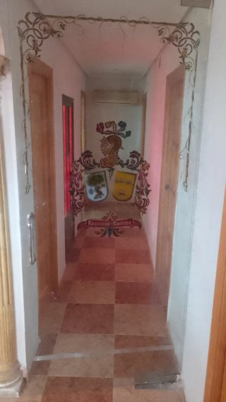 Puerta de cristal decorada
