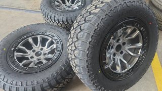 Llantas Jeep 265/65R17 - 50% taco
