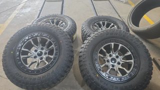 Llantas Jeep 265/65R17 - 50% taco
