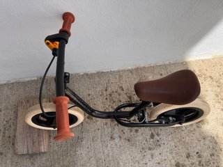 Bicicleta de equilibrio negra