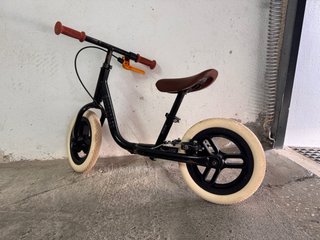 Bicicleta de equilibrio negra