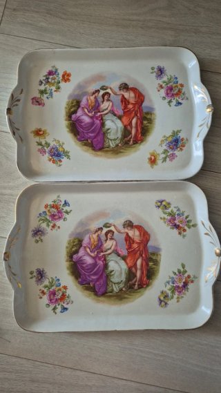 2 Bandejas de Porcelana con Escena Clásica