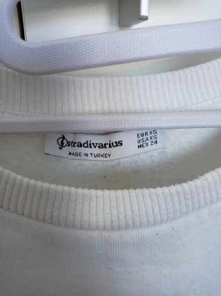 Sudadera Blanca con Diseño Montaña Es amplia