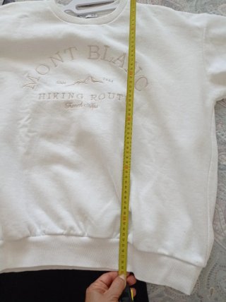 Sudadera Blanca con Diseño Montaña Es amplia