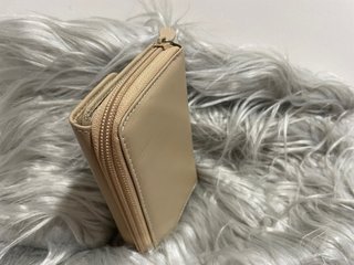 Billetera y monedero de piel marca Benetton beige.