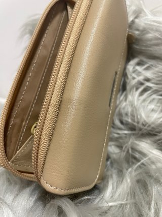Billetera y monedero de piel marca Benetton beige.