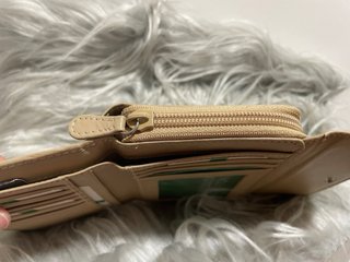 Billetera y monedero de piel marca Benetton beige.