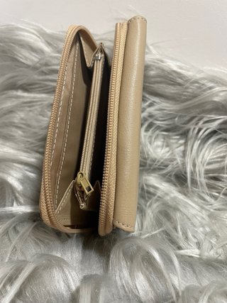 Billetera y monedero de piel marca Benetton beige.