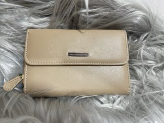 Billetera y monedero de piel marca Benetton beige.