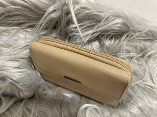 Billetera y monedero de piel marca Benetton beige.
