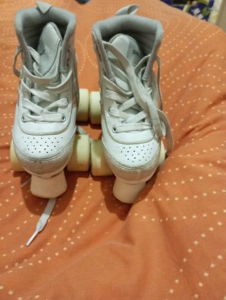 Patines blancostalla 29 con  detalles holo
