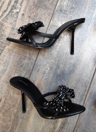 Sandalias tacón lazo brillante negro