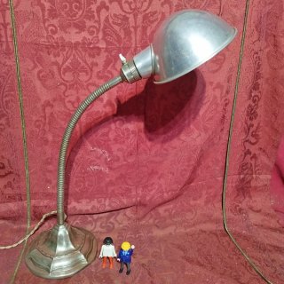 Antiguo flexo de metal