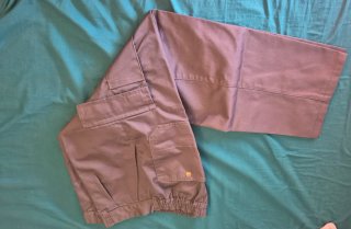 Pantalón multibolsillos gris