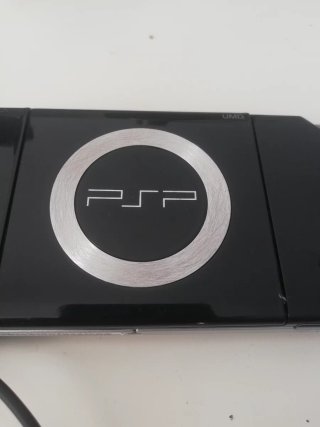 PSP 3004 Negra + Cargador