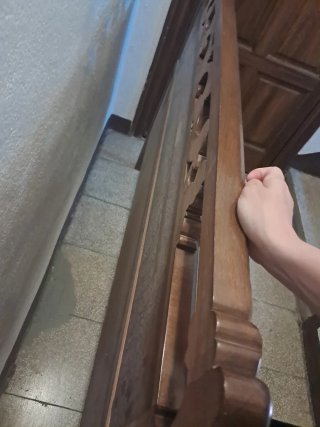 Cabecero de madera tallada