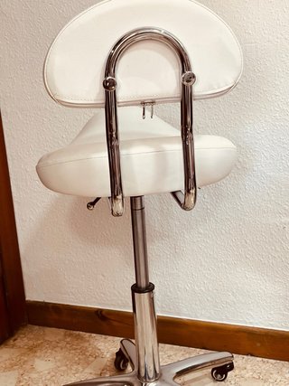 Taburete blanco y plateado para estética