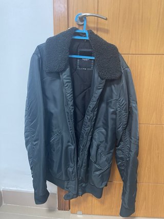 Cazadora bomber Pull&Bear negra hombre
