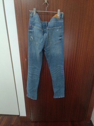 Pantalón vaquero hombre desgastado