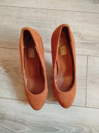 Zapatos de tacón naranjas