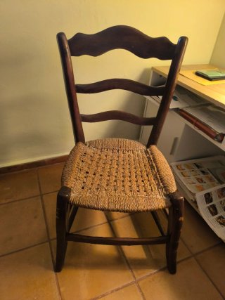 Silla de madera antigua con asiento de yute