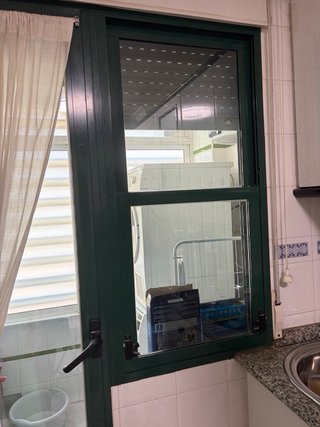 Puerta aluminio verde con cristal y ventana
