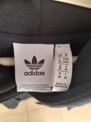Sudadera Adidas con capucha y logo