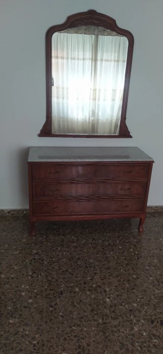 Cómoda de madera con espejo y tapa de mármol