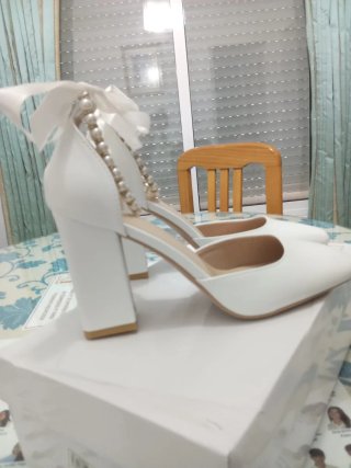Tacones blancos con perlas y lazo sin estrenar