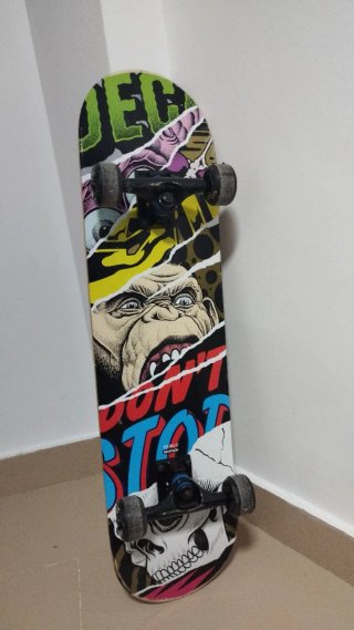 Tabla de skate con diseño de mono y calavera