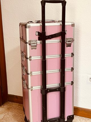 Cosmetiquera rosa con ruedas para maquillaje
