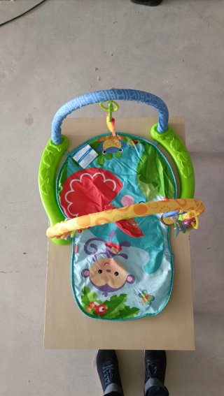 Gimnasio para bebé con arco y juguetes