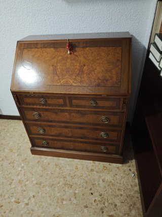 Escritorio de madera de raíz