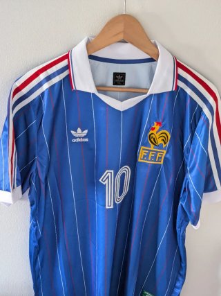 2 Camisetas futbol Francia e Italia.
