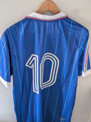 2 Camisetas futbol Francia e Italia.