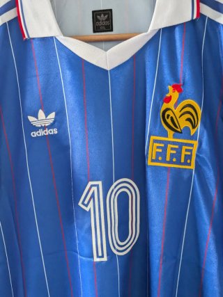 2 Camisetas futbol Francia e Italia.