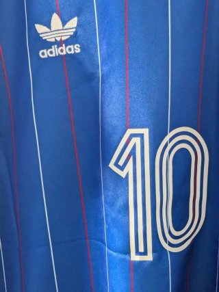 2 Camisetas futbol Francia e Italia.