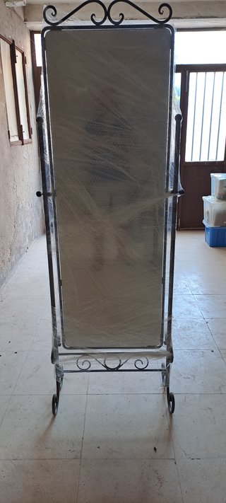 Espejo de forja con soporte