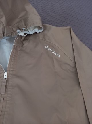 Chubasquero Quechua beige POCO USO. Talla XS-S.