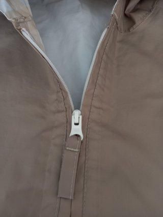 Chubasquero Quechua beige POCO USO. Talla XS-S.