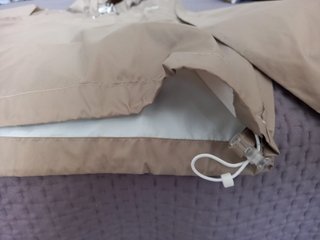 Chubasquero Quechua beige POCO USO. Talla XS-S.