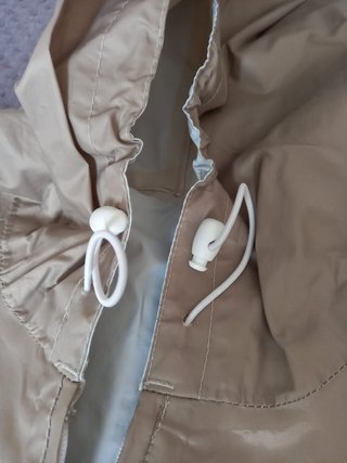 Chubasquero Quechua beige POCO USO. Talla XS-S.