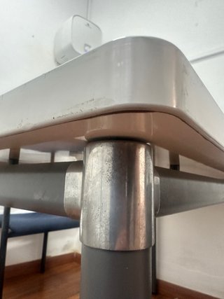 Mesa de oficina gris y blanca